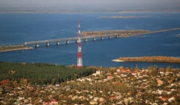 На Черкащині у водойми випустили десятки тонн риби, щоб побороти цвітіння водоростей