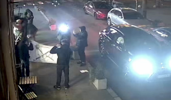 Невідомі вдруге атакували книгарню “Сенс” у Києві, розклеїли гомофобні листівки й налякали відвідувачів