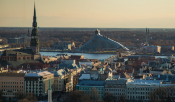 Латвія зобов’язала понад 800 громадян Росії залишити країну через незнання латвійської мови