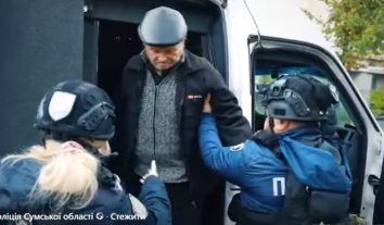 На Сумщині “Білі янголи” евакуювали з пошкодженого обстрілами будинку літнього чоловіка