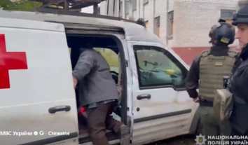 На Запоріжжі поліціянти разом з волонтерами під атаками дронів евакуювали з села Приморське шістьох цивільних