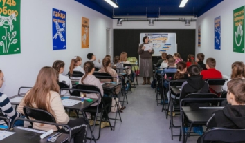 Школярі з прифронтових регіонів частіше навчаються онлайн, але саме вони найбільше вірять у освіту як ключ до майбутнього – опитування