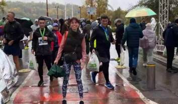 Журналістка Укрінформу Ольга Звонарьова, яка минулого року зазнала важкого поранення, пробігла Київський марафон незламності