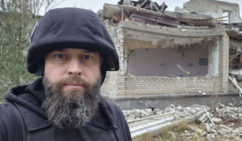 Знімальна група “Суспільне Донбас” переховувалася в підʼїзді житлового будинку через російську атаку в Дружківці