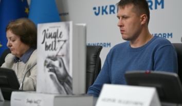 У Києві презентували книгу “Jingle bellZ” звільненого військовополоненого Олексія Анулі