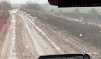 Поліція евакуювала пасажирів, які через російський удар по електричці опинились у пастці на прикордонні