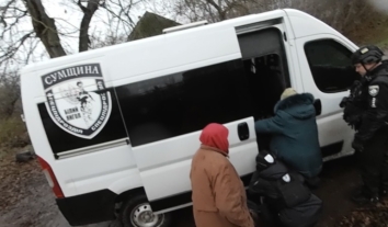 З прикордоння Сумщини евакуювали літню матір з донькою