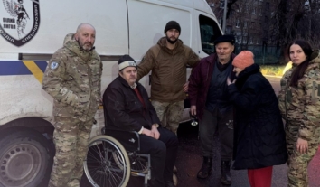 Літня родина із сином з інвалідністю опинились у пастці під російськими ударами на Харківщині: їх евакуювали