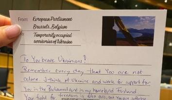 Під час акції в Європарламенті депутати написали листи підтримки українцям в окупації