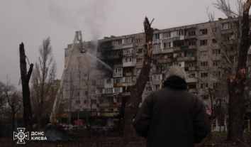 Deadly Russian barrage hits Kyiv and other regions while negotiators discuss a draft “peace plan”: three killed, dozens injured