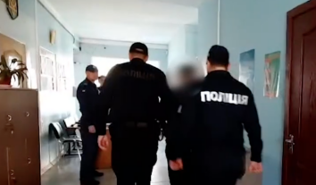 Суд на Одещині позбавив волі на 13 років хлопця, який торік напідпитку вбив сестру з матір’ю