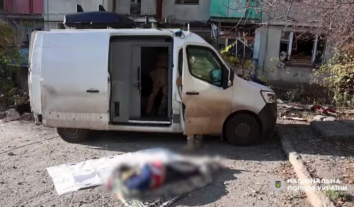 З Костянтинівки до лікарні привезли жінку, яка вижила після російського удару, що забрав життя сусідки