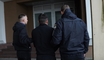 До України екстрадували підозрюваного організатора багатомільйонного шахрайства на автівках для ЗСУ