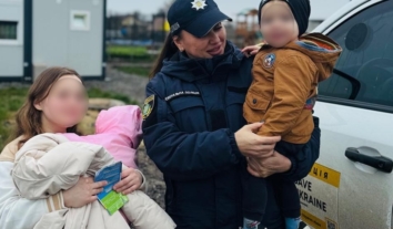 З обстрілюваної росіянами Білозірки евакуювали молоду матір з двома дітьми