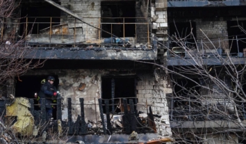 Атака росіян на Вишгород: мешканців двох під’їздів пошкодженого будинку тимчасово відселили