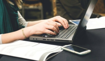 “Жінки в медіа” запустили опитування щодо умов роботи та підтримку після початку повномасштабної війни в Україні