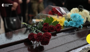 У Кривому Розі на Дніпропетровщині невідомі облили чорною фарбою портрети загиблих воїнів