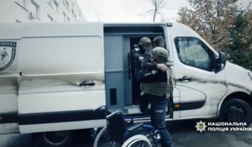 З прифронтової громади на Сумщині поліціянти евакуювали чоловіка, який не міг самостійно пересуватися