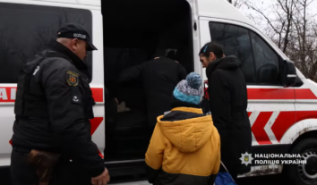 З Гуляйпільської громади, що на Запоріжжі, поліціянти евакуювали матір з трьома дітьми
