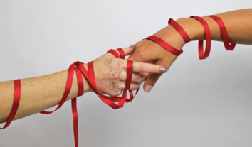 Фонд Олени Пінчук запустив кампанію про базовий захист від ВІЛ під час війни