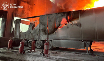 Під час нічної атаки РФ на Одещину згоріло понад сто поштових посилок