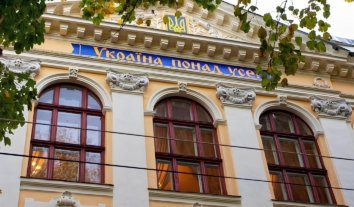 У Чернівцях з ліцею звільнили вчительку, яка назвала учня “скотиною” за прохання говорити українською