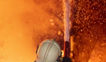 Наслідки ударів РФ по енергетиці: через подвійну атаку травмований ремонтник, понад 430 тисяч людей без світла