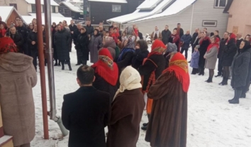 Зачинені двері храму на Різдво: у Космачі трьохсот вірян ПЦУ не пустили на богослужіння через суперечку про дату святкування