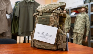 З 2026 року військовослужбовиці ЗСУ отримуватимуть жіночі бронежилети