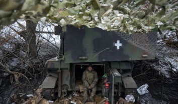 Більшості великих підприємств складно шукати молодих робітників через рішення випускати юнаків за кордон – опитування