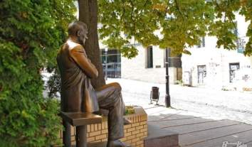 У Києві знесуть пам’ятники Михайлу Булгакову та Анні Ахматовій