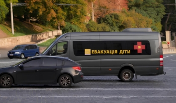 Поліція склала протокол на жінку з Купʼянська через відмову евакуювати дітей із прифронтової зони