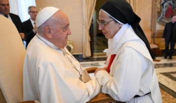 Папа Франциск заповів гроші на купівлю “швидких” в Україну