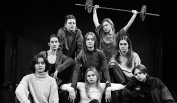 “Місячні”: у Молодому театрі покажуть виставу про жіночий досвід війни та тілесність