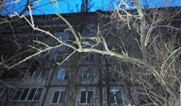 У Миколаєві знайшли тіло дівчини, яка могла вистрибнути з квартири, де її утримували силою