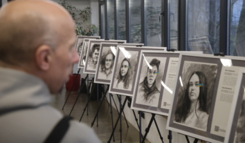 “Ми маємо говорити, що Росія – держава-терорист, а українці – заручники”: МІПЛ подарувала чотирьом звільненим цивільним їхні портрети