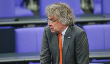 Депутата AfD у Німеччині судитимуть за нацистське привітання у Бундестазі