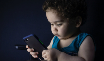 Повільне ухвалення рішень і підвищену тривожність у підлітків повʼязують з користуванням смартфонами в дитинстві – дослідження