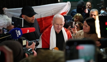 Нобелівського лауреата Алеся Біляцького звільнили з ув’язнення та депортували до Литви