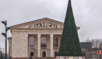 Окупанти відкрили продаж квитків у “відновленому” драмтеатрі Маріуполя