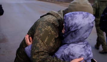 На окупованій Донеччині дітей змусили вітати військових армії РФ з “днем героїв вітчизни”