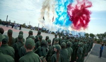В окупованому Донецьку центр “Воїн” готує дітей до війни: його випускниками стали вже 3 тисячі курсантів