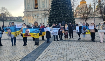 “Усі мають повернутися додому”: у столиці пройшла акція на підтримку цивільних бранців