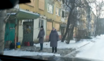 З-під російських обстрілів евакуювали мати з донькою та пенсіонерку, яка лишилась на самоті біля кордону 