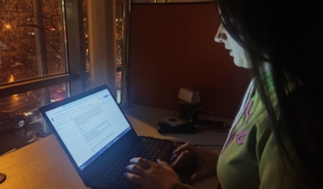 Репортери без кордонів: Українським редакціям доводиться працювати в темряві та холоді через атаки РФ