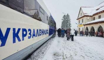Ворог посилює удари по залізниці: “Укрзалізниця” вводить обмеження та особливий режим руху для безпеки пасажирів
