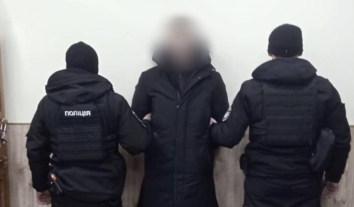 Бився і кусався: у Фастові чоловіка підозрюють у катуванні двох дітей співмешканки