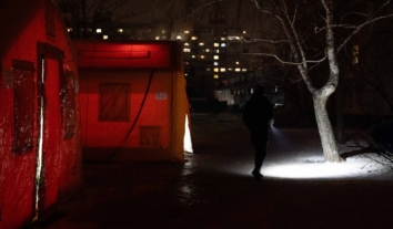 Наслідки ударів РФ та негоди: без світла та тепла десятки тисяч українців, подекуди не працюють магазини