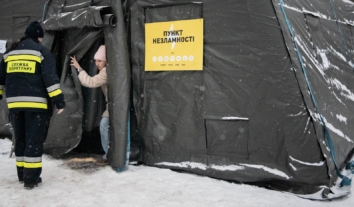 У Києві частина містян досі без світла та тепла через удари РФ, тож на вулицях розгорнули десятки пунктів обігріву