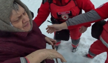 З-під російських обстрілів евакуювали десятки людей, серед яких літні та родини з дітьми